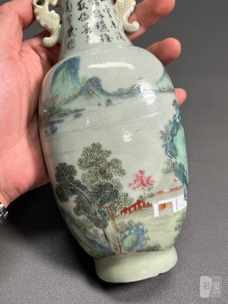 清乾隆  冬青地粉彩山水庭院诗文双耳扁瓶 - 图8